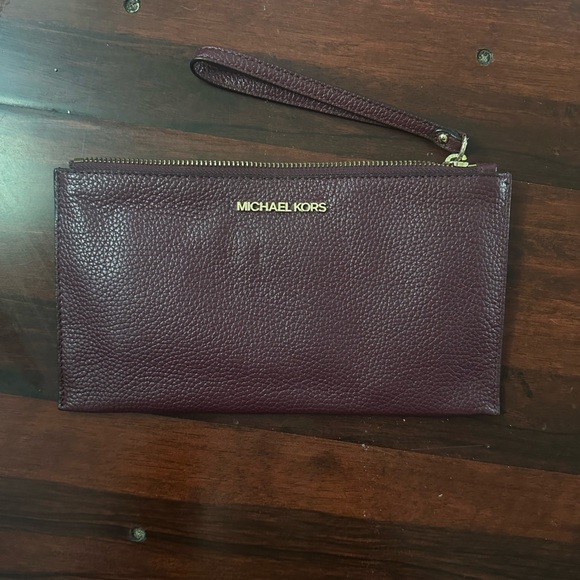 Micheal Kors Burgundy Cluth - Picture 1 of 3